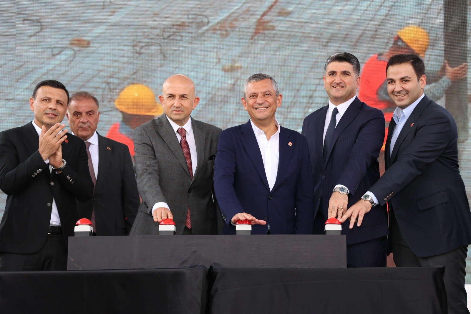 Ataşehir’de çocuk bakımevi temeli atıldı, tıp merkezi açıldı