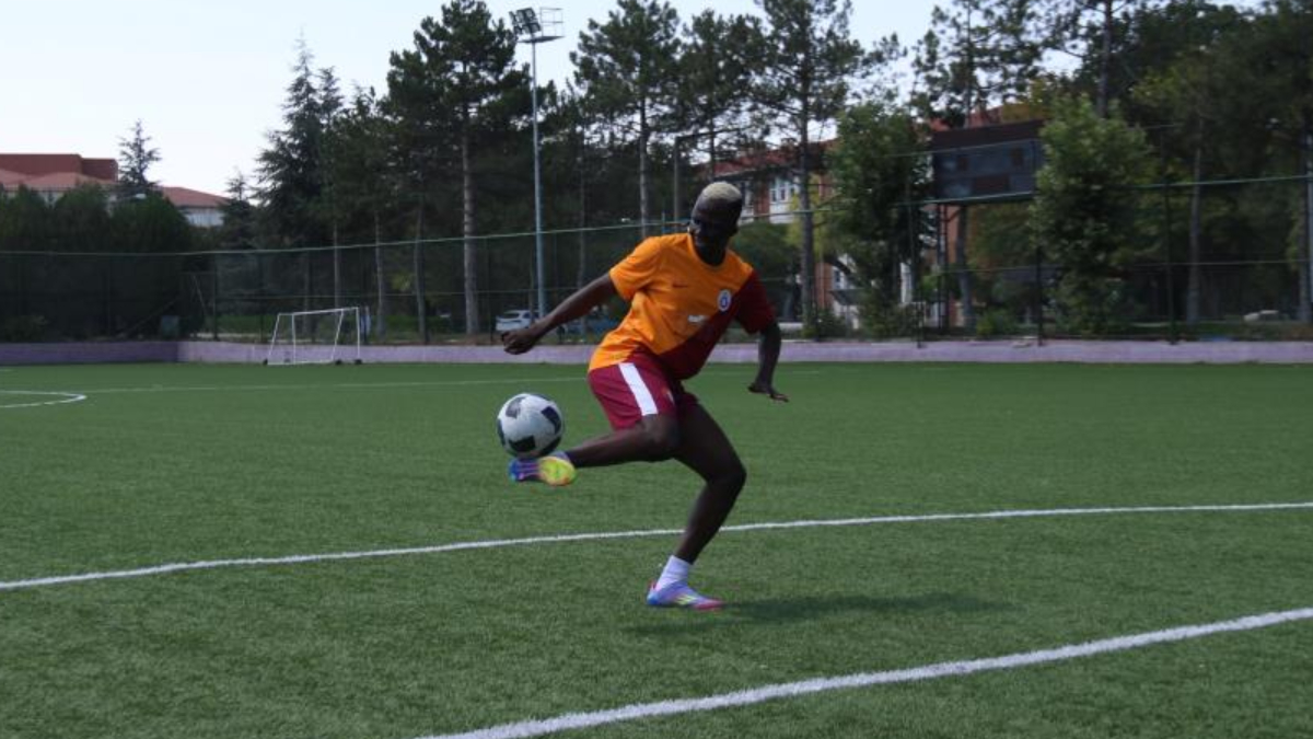 Eskişehir'de yaşayan Kamerunlu Youssouf Adamou'nun, Osimhen'e benzerliği dikkat çekiyor