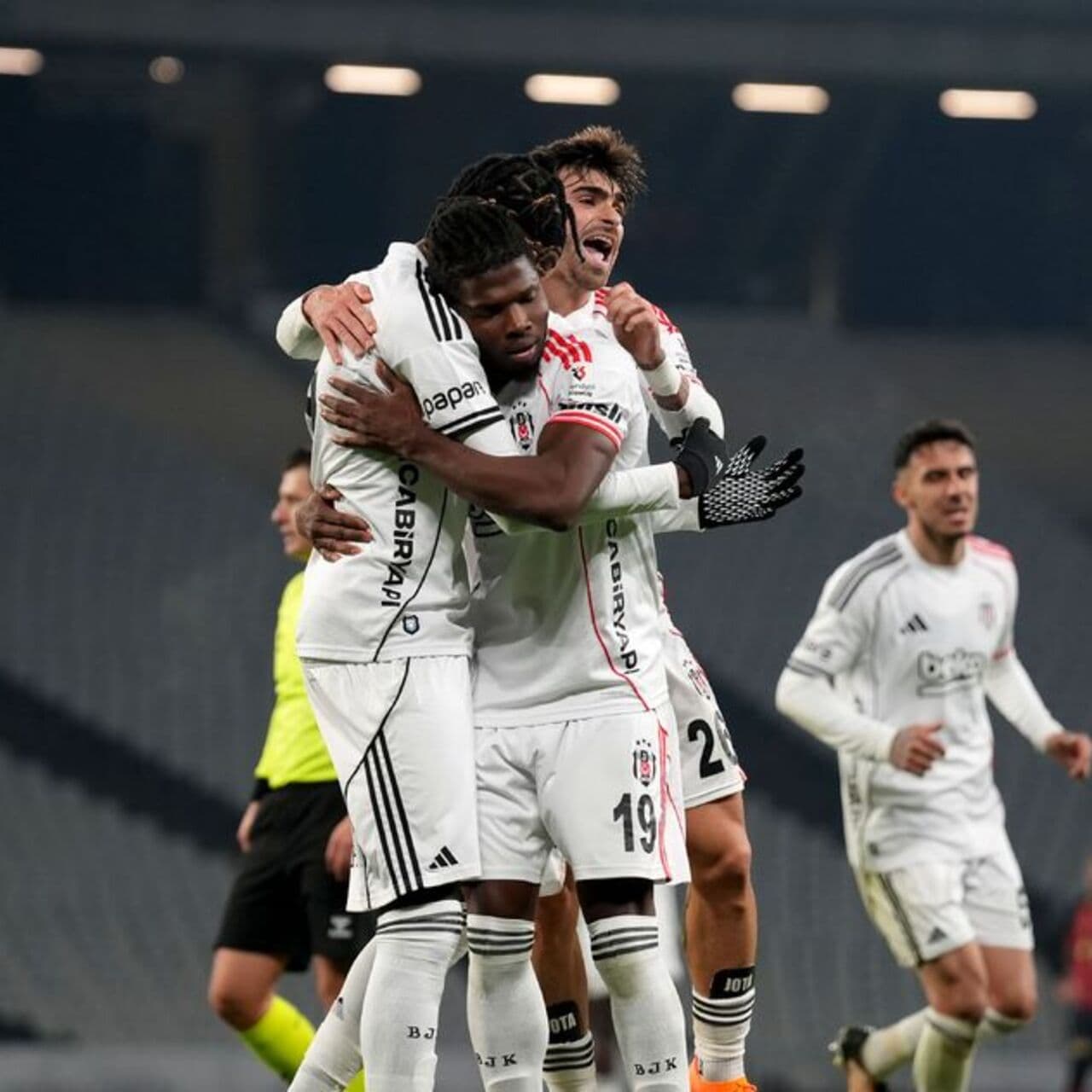 Evinde siyah, deplasmanda beyaz!