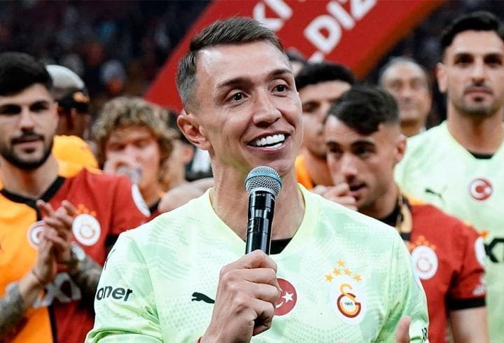 Galatasaray, Arjantin'de kupa kazanan eski kaptanı Muslera'yı tebrik etti