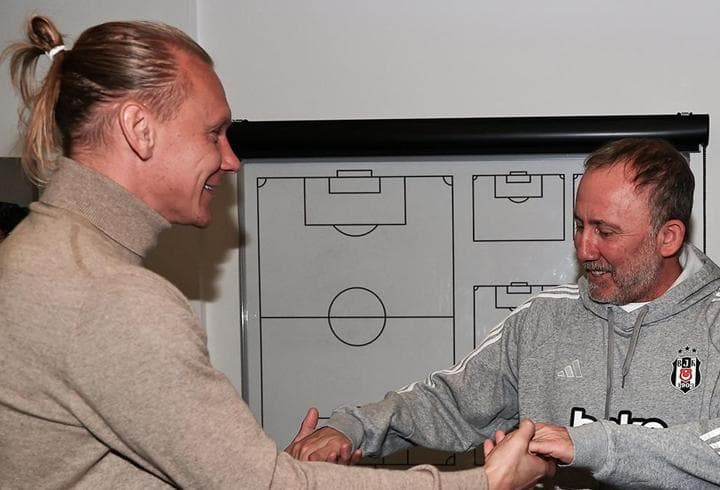Beşiktaş'ın eski stoperi Domagoj Vida, siyah-beyazlıları ziyaret etti