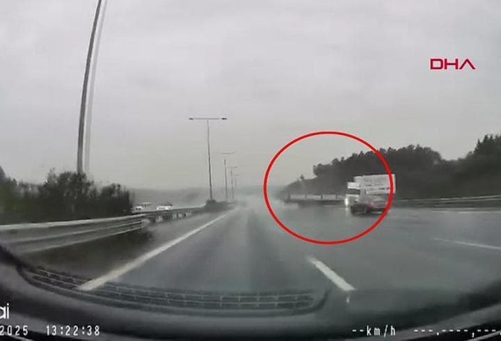 İstanbul’da seyir halindeki TIR şarampole uçtu