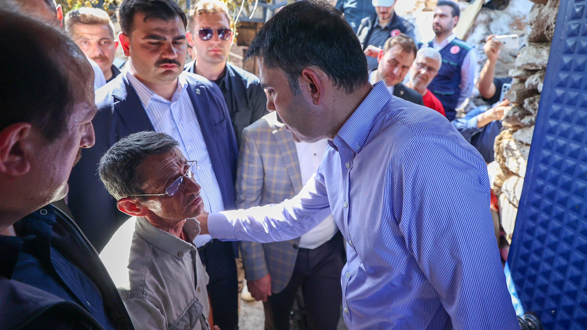 Bakan Kurum gözyaşı döken vatandaşı teselli etti: Hepsini gideririz, hiç merak etme