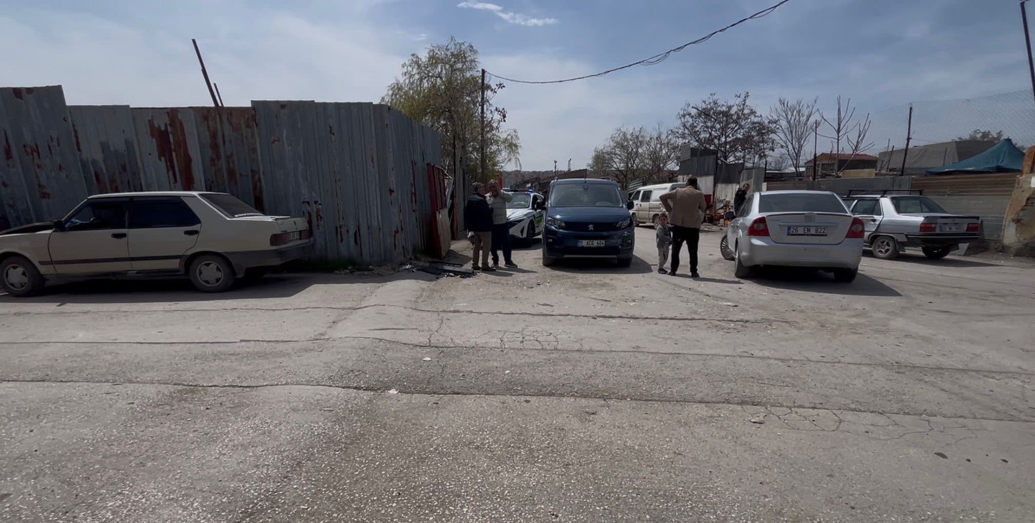 Eskişehir'de tuhaf kaza: İki araç çarpıştı, 4 araç hasar aldı