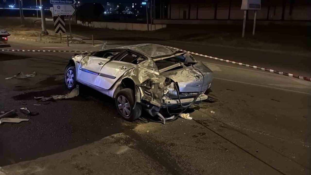 Otomobil bariyerlere çarpıp metrelerce sürüklendi: 1 ölü, 1 yaralı
