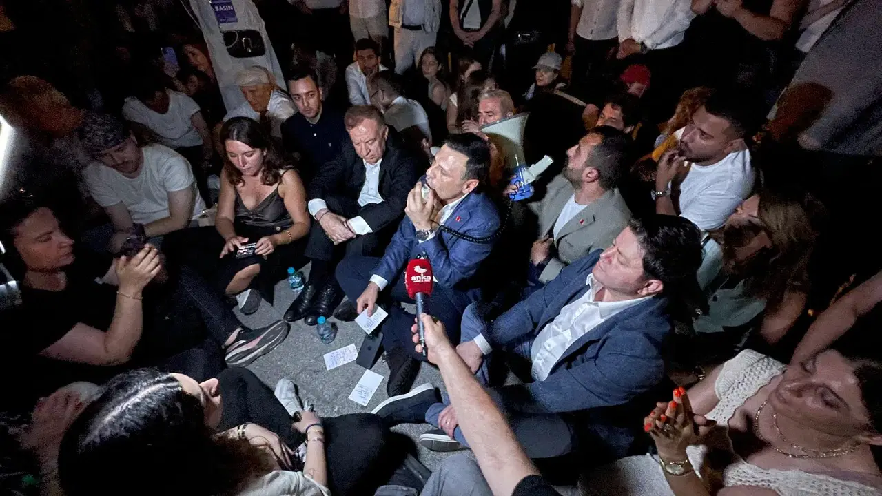CHP'lilerden Vatan Emniyet'te oturma eylemi