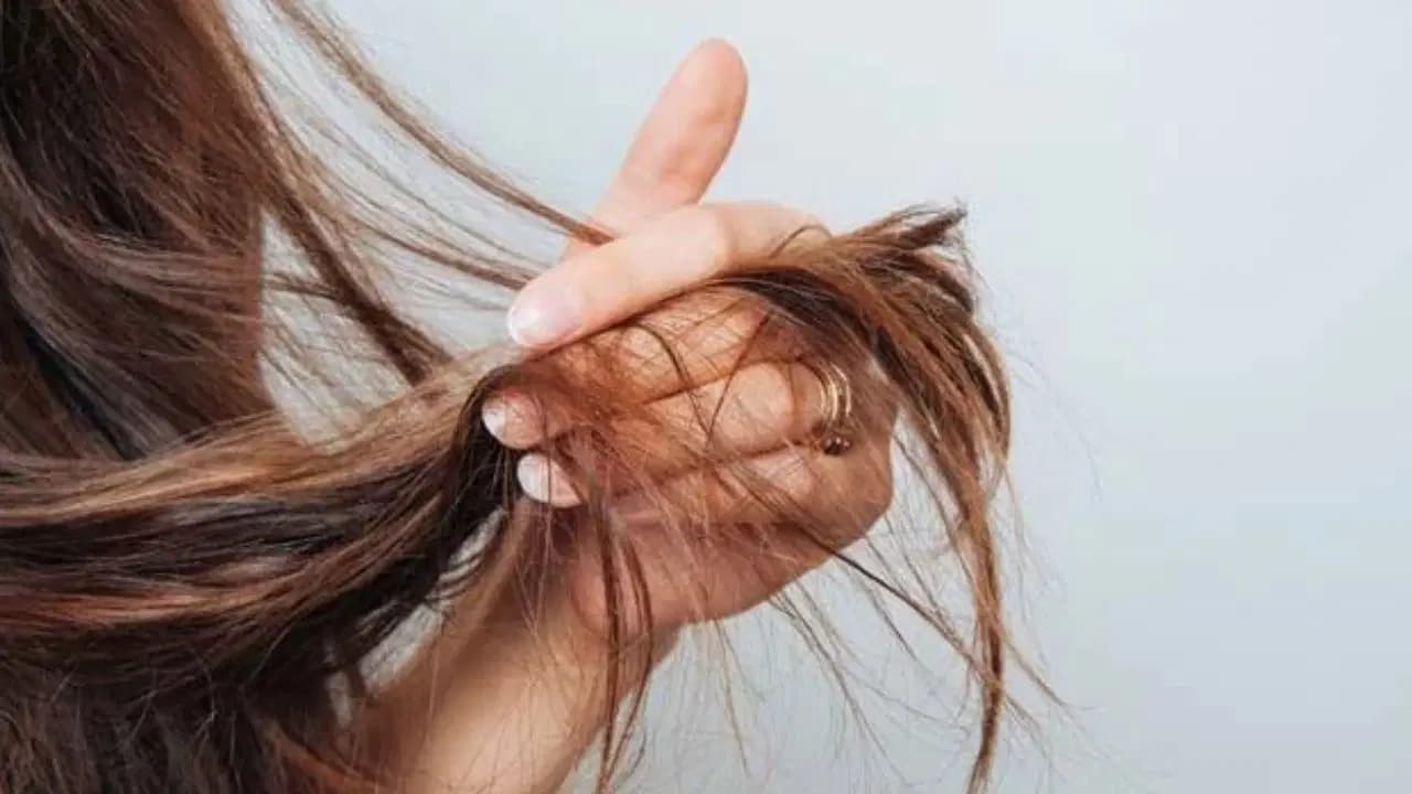 Saç dökülmesini tetikliyor, mat görünüme sebep oluyor: Saç tellerinin incelmesine neden olan 6 alışkanlık