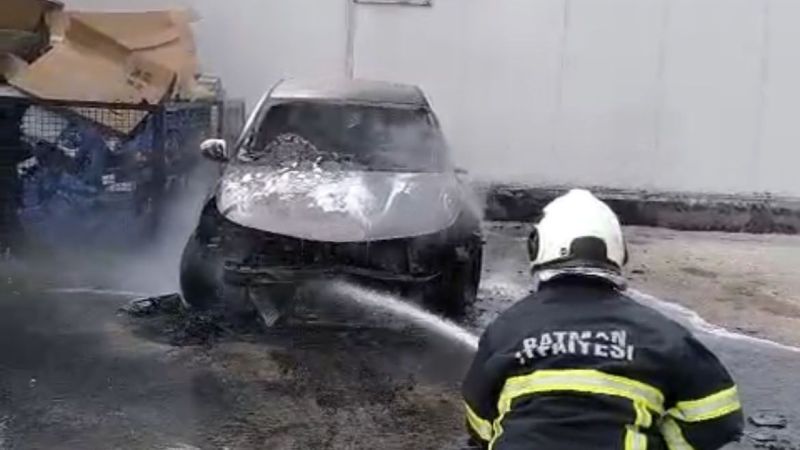 Bir otomobil daha durduk yerde yandı!